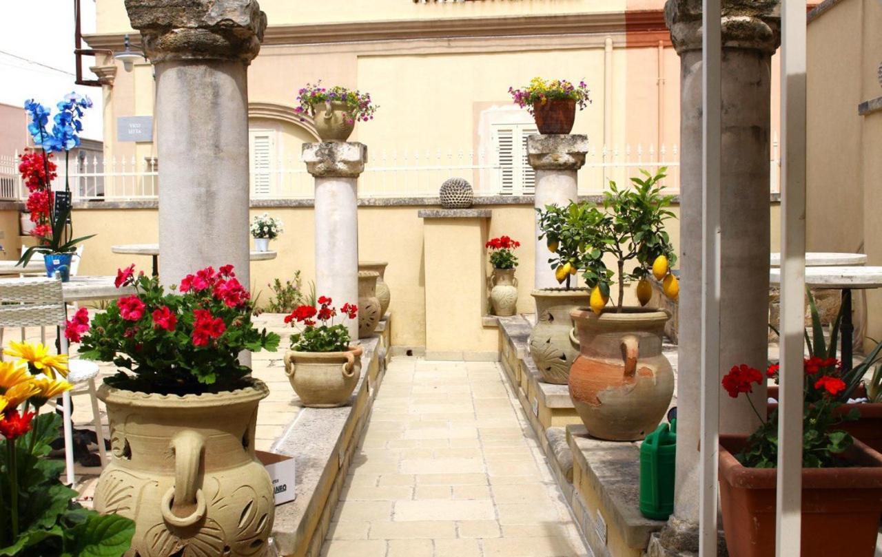 Palazzo Aurora Bed and Breakfast Alezio Exteriör bild